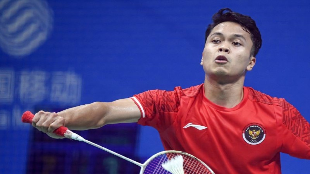 Pebulu tangkis tunggal putra Indonesia Anthony Sinisuka Ginting mengembalikan kok ke arah lawannya asal Korea Selatan Jeon Hyeokjin dalam babak perempat final beregu Asian Games 2022 di Binjiang Gymnasium, Hangzhou, China, Jumat (29/9/2023). Ginting menang dengan skor 21-15, 21-17 membuat Indonesia unggul sementara 1-0 atas Korea Selatan. ANTARA FOTO/M Risyal Hidayat/Spt. (ANTARA FOTO/M RISYAL HIDAYAT)