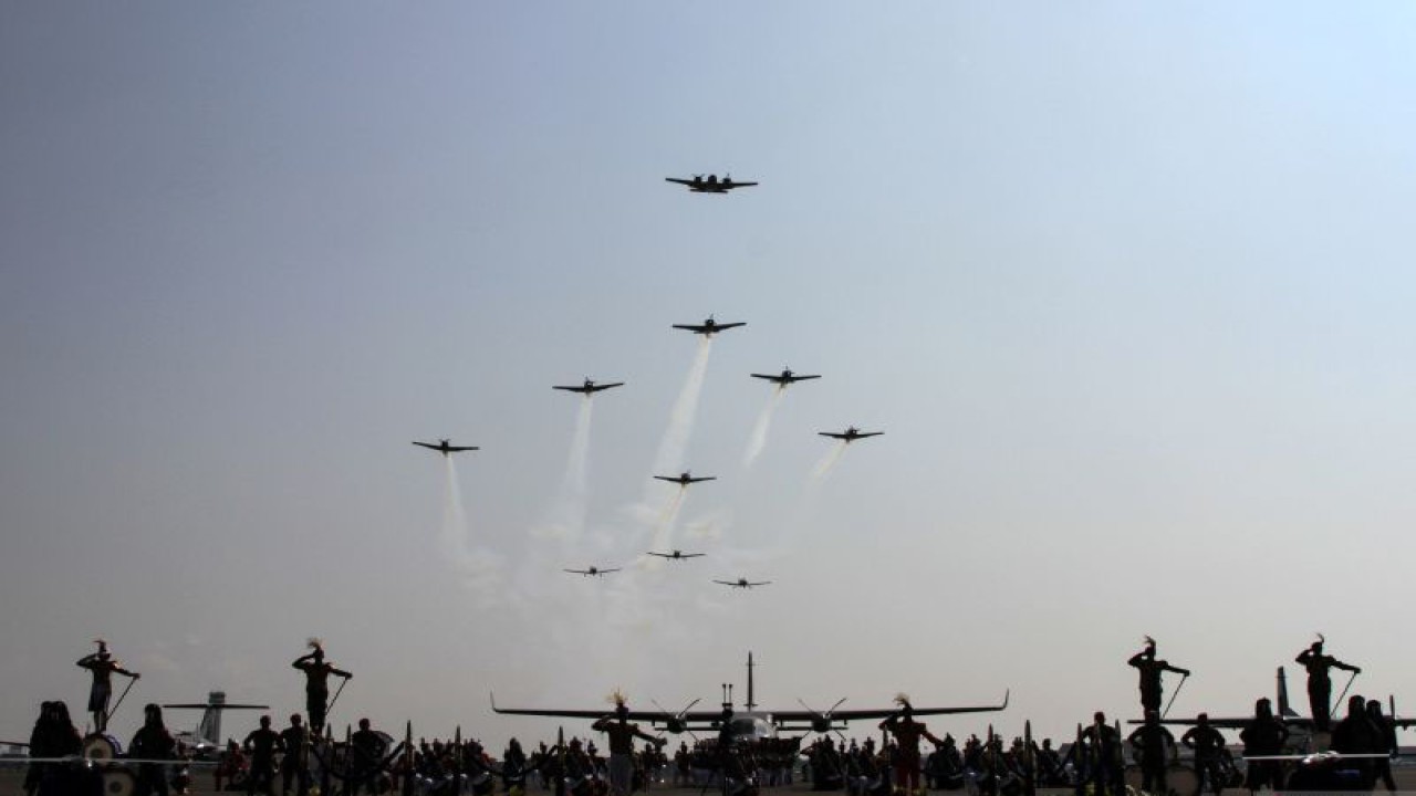 Genderang Suling (GS) Gita Jala Taruna Akademi Angkatan Laut (AAL) dan pesawat Bonanza G-36 milik Skuadron 200 Wing Udara 2 Puspenerbal beraksi saat upacara HUT ke-67 Penerbangan TNI AL di Apron Hanggar Lanudal Juanda, Sidoarjo, Jawa Timur, Sabtu (17/6/2023). ANTARA FOTO/Umarul Faruq/tom.