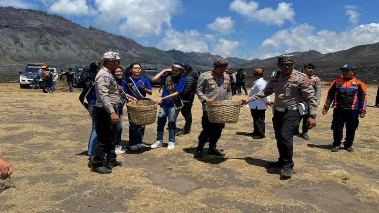 Polisi saat di kawasan Gunung Bromo yang terbakar beberapa waktu lalu. (ANTARA/HO-Polda Jatim)