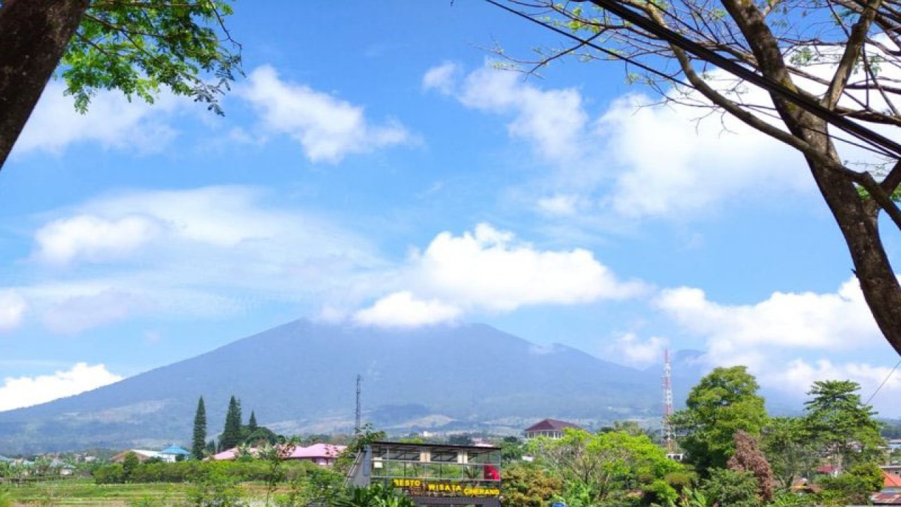 Ilustrasi: Pendakian ke Gunung Gede-Pangrango di Kecamatan Cipanas, Cianjur, Jawa Barat, kembali dibuka pihak pengelola dengan masa percobaan selama empat hari, setiap calon pendaki harus mematuhi protokol kesehatan dan sejumlah persyaratan lainnya (Ahmad Fikri)