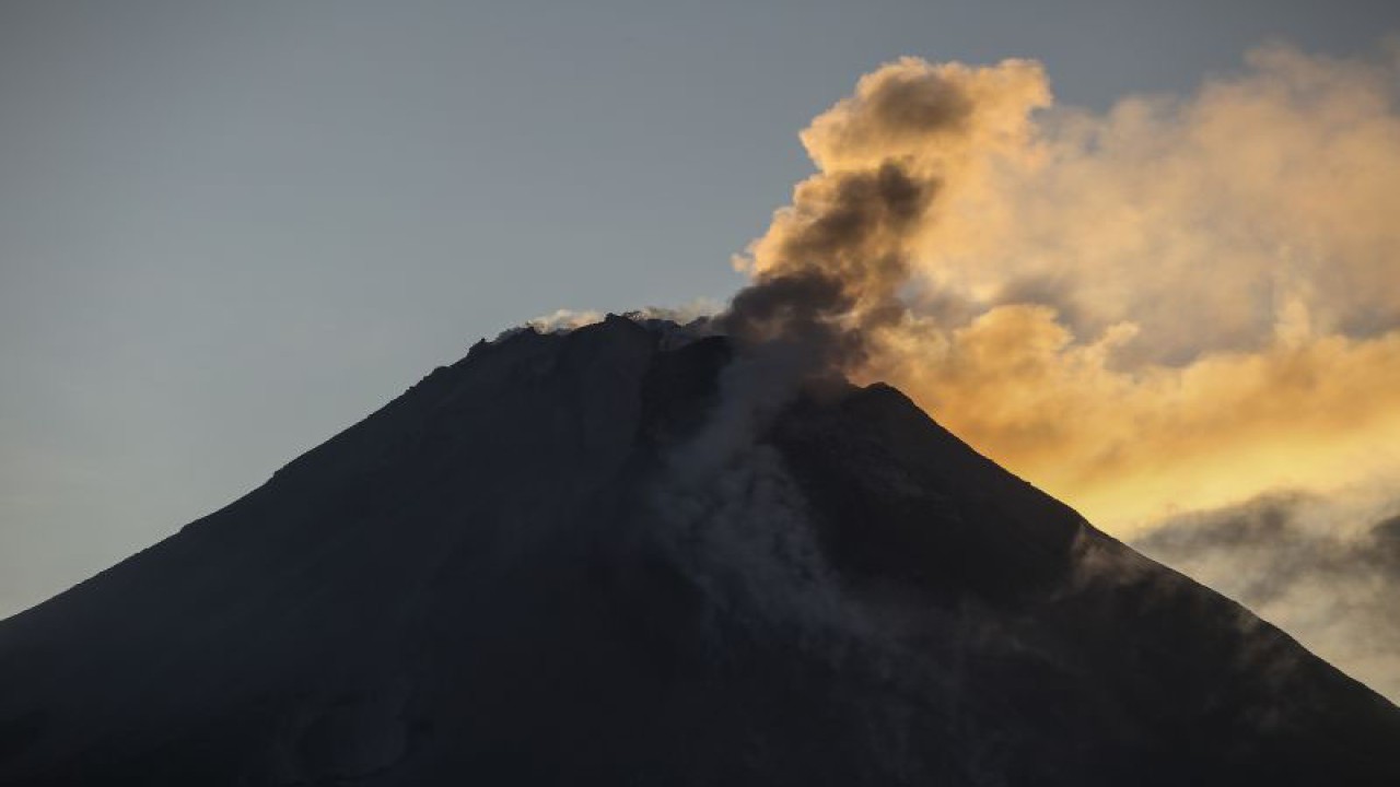 Asap solfatara keluar dari kubah lava Gunung Merapi terlihat dari Srumbung, Magelang, Jawa Tengah, Jumat (30/6/2023). Menurut data BPPTKG periode pengamatan 30 Juni 2023 pukul 00.00-06.00 WIB, gunung berstatus Siaga (level III) tersebut telah mengalami 12 kali guguran lava pijar dengan jarak luncur maksimal 1.500 meter ke arah barat daya. ANTARA FOTO/Hendra Nurdiyansyah/nym (Antara Foto/Hendra Nurdiyansyah)