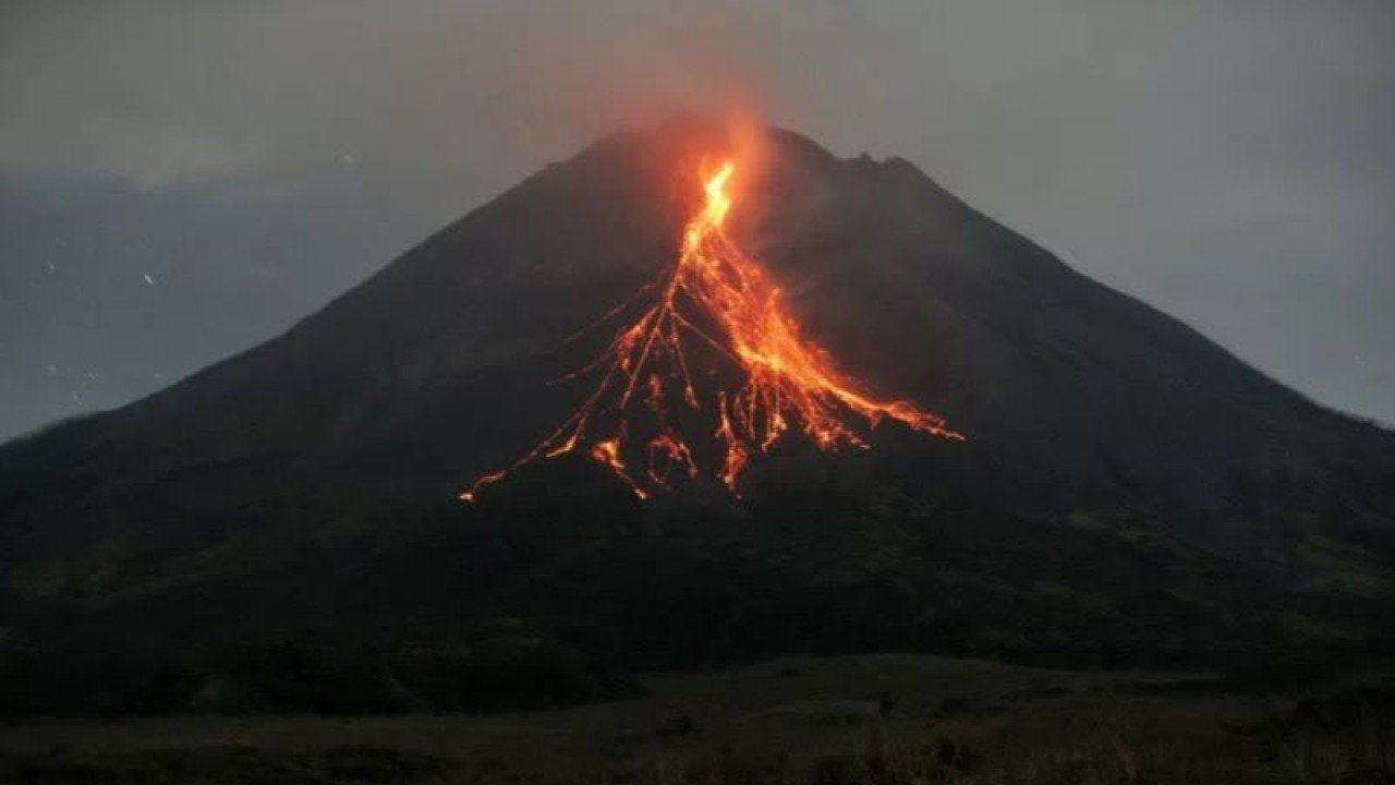 Gunung Merapi mengeluarkan awan panas guguran dipotret dari Srumbung, Magelang, Jateng, Kamis (6/5/2021). (ANTARA FOTO/Andreas Fitri Atmoko/hp/pri)