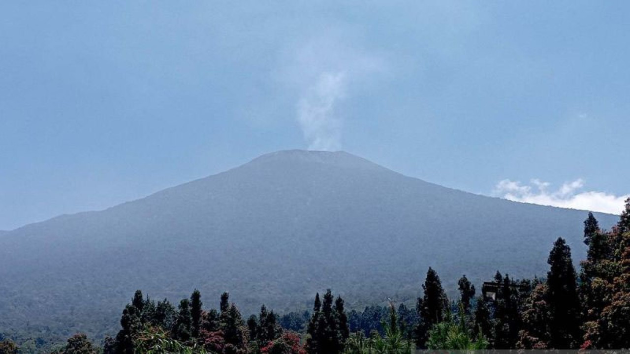 Puncak Gunung Slamet terlihat dari Kawasan Wanawisata Baturraden, Kabupaten Banyumas, Rabu (13/10/2023). ANTARA/Sumarwoto