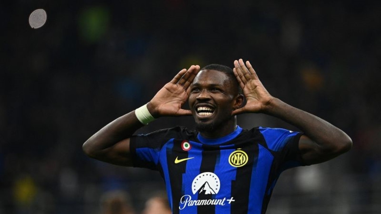 Penyerang Inter Milan Marcus Thuram merayakan gol yang dicetaknya ke gawang AS Roma pada pertandingan Liga Italia yang dimainkan di Stadion San Siro, Milan, Minggu (29/10/2023). (ANTARA/AFP/SABELLA BONOTTO )