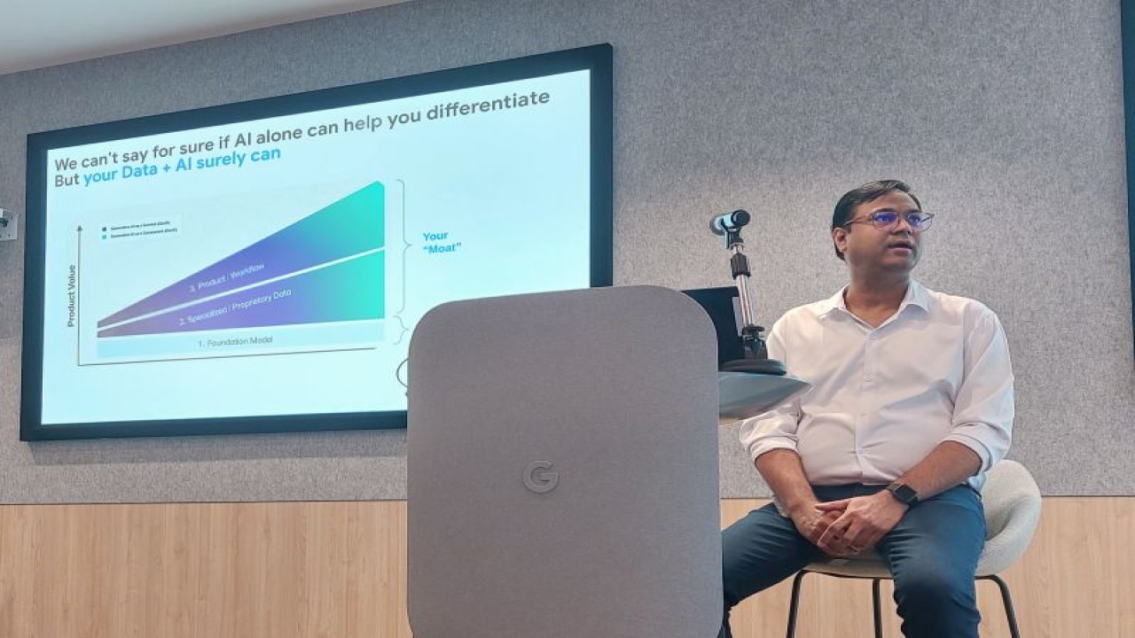 Managing Director Google Cloud Asia Pasifik Mitesh Agarwal memberikan penjelasan dalam Google Cloud SEA AI Media Summit 2023 di Singapura, Selasa (17/10/2023). (ANTARA/Dyah Dwi)