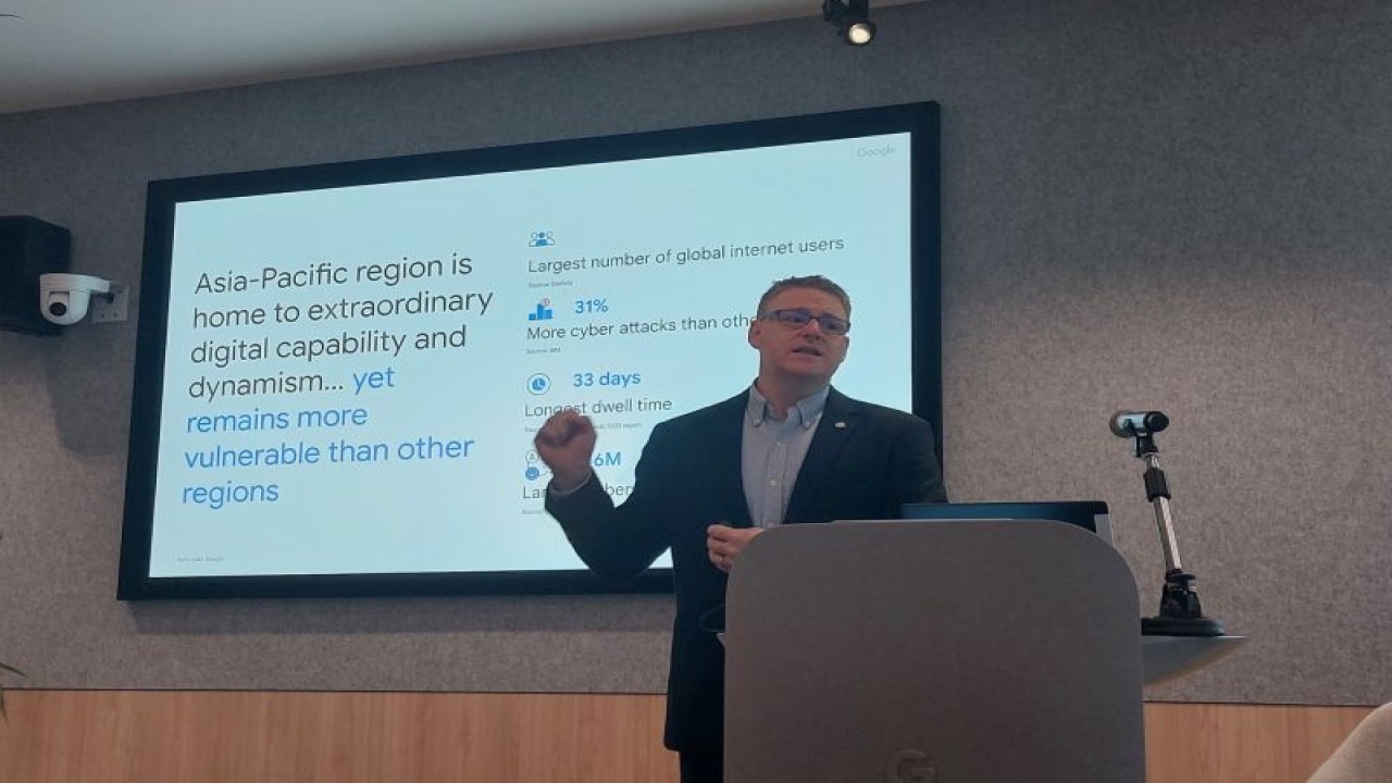 Direktur Chief Information Security Officer Google Cloud Asia Pasifik Mark Johnston dalam Google Cloud SEA AI Media Summit 2023 di Singapura, Selasa (17/10/2023). (ANTARA/Dyah Dwi Astuti)