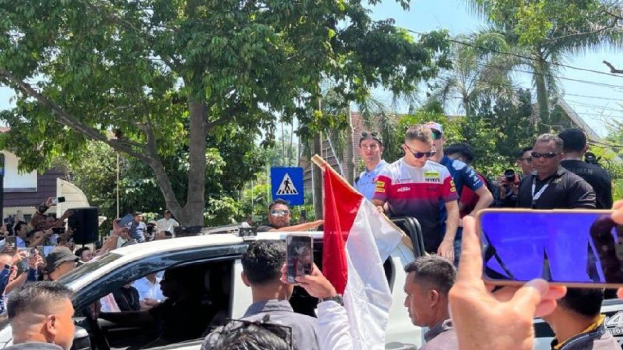 Warga Kota Mataram, Nusa Tenggara Barat (NTB) membludak memenuhi jalan protokol menyambut meriah parade (konvoi) pembalap MotoGP Mandalika pada Rabu (11/10/2023). (ANTARA/Nur Imansyah). (1)