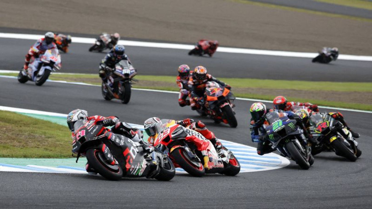 ​​​​​​​Pebalap Aprilia Racing Aleix Espargaro dibuntuti pebalap Repsol Honda Marc Marquez dalam balapan MotoGP Jepang di Mobility Resort Motegi, Motegi, Jepang, Minggu (1/10/2023). ANTARA FOTO/REUTERS/Issei Kato/foc.