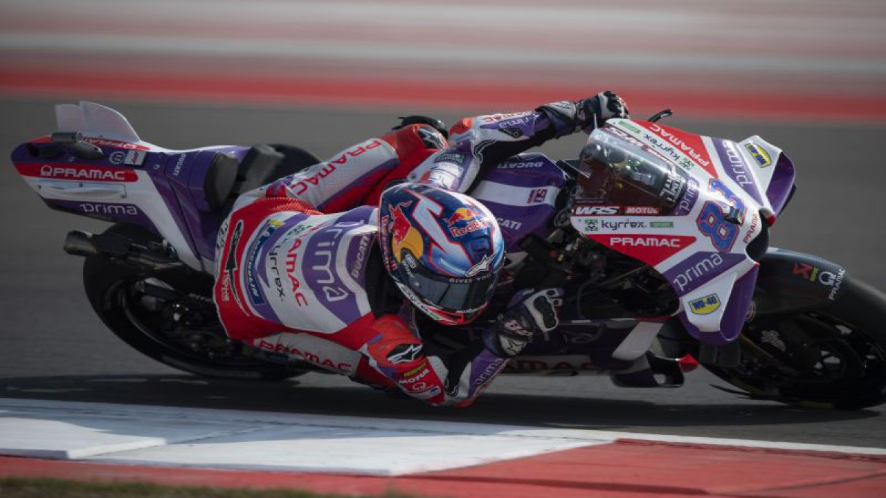Pembalap Prima Pramac Racing Jorge Martin memacu kecepatan pada sesi latihan bebas 2 MotoGP seri ke-15 di Pertamina Mandalika International Street Circuit, Lombok Tengah, NTB, Jumat (13/10/2023). ANTARA FOTO/Wahyu Putro A/aww. (ANTARA FOTO/WAHYU PUTRO A)