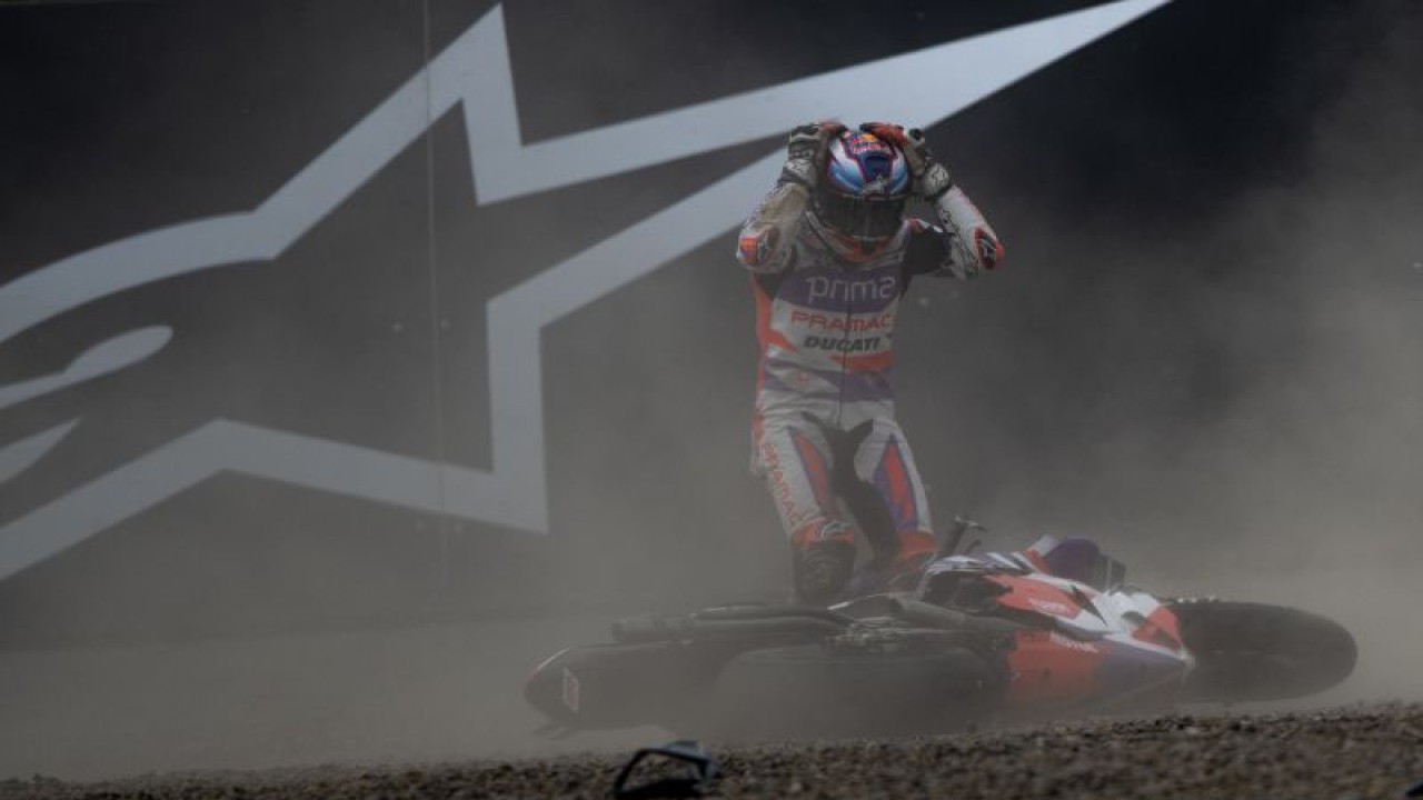 Pembalap Prima Pramac Racing Jorge Martin terjatuh dari motor pada balapan MotoGP seri ke-15 di Pertamina Mandalika International Street Circuit, Lombok Tengah, NTB, Minggu (15/10/2023). Francesco Bagnaia menjuarai MotoGP Mandalika setelah menyelesaikan 27 lap dengan catatan waktu 41 menit 20,293 detik disusul pembalap Aprilia Racing Maverick Vinales dan pembalap Monster Energy Yamaha Fabio Quartararo. ANTARA FOTO/Wahyu Putro A/nz (ANTARA FOTO/WAHYU PUTRO A)