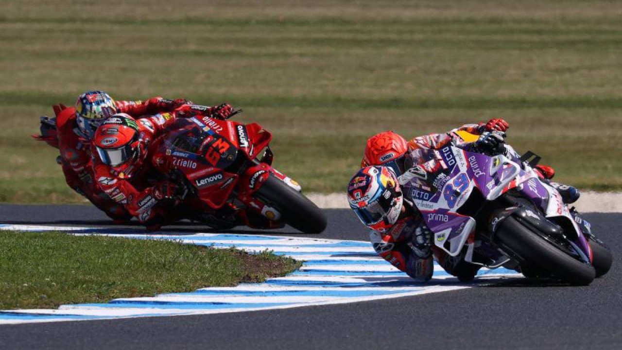 Pembalap tim Pramac Racing Jorge Martin beraksi dalam ajang balap MotoGP Australia di Phillip Island Grand Prix Circuit, Phillip Island, Australia, Minggu (16/10/2022). ANTARA FOTO/REUTERS/Loren Elliott/foc.