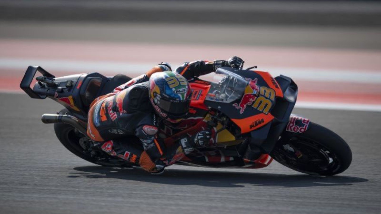 Pembalap Red Bull KTM Factory Racing Brad Binder memacu kecepatan pada sesi latihan bebas 2 MotoGP seri ke-15 di Pertamina Mandalika International Street Circuit, Lombok Tengah, NTB, Jumat (13/10/2023). (ANTARA FOTO/Wahyu Putro A/aww.)