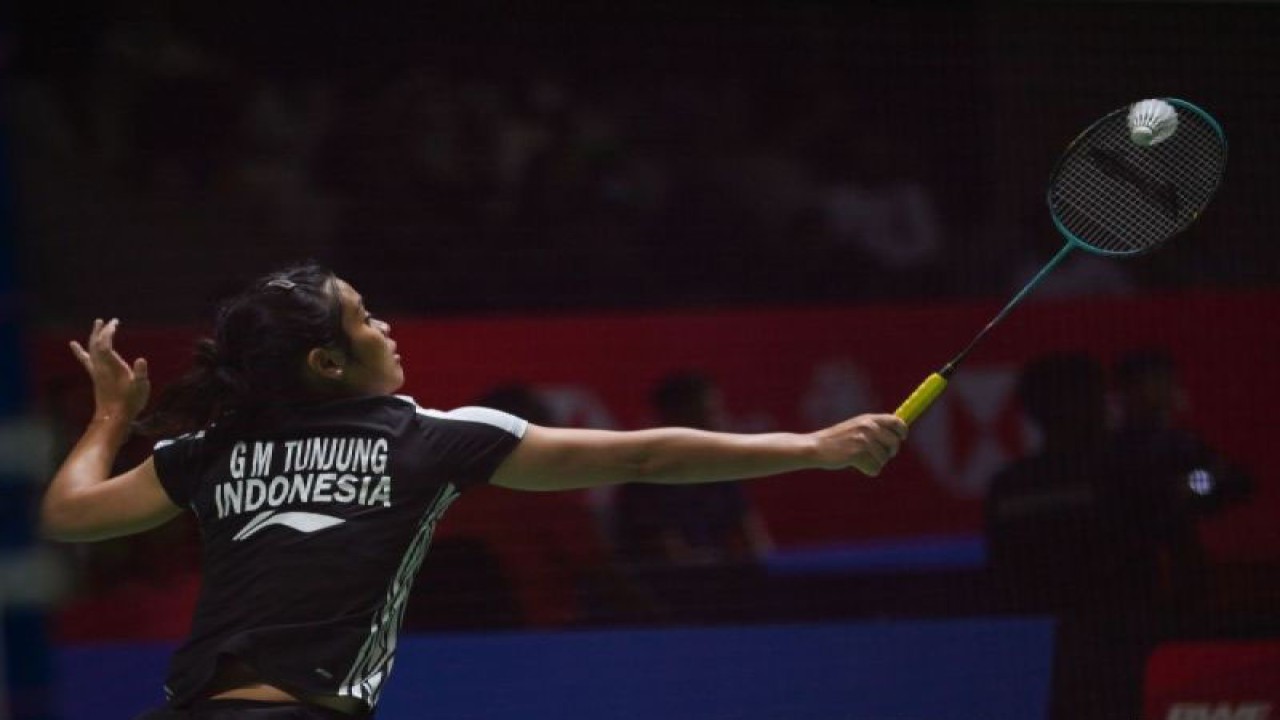 Pebulu tangkis tunggal putri Indonesia Gregoria Mariska Tunjung mengembalikan kok ke arah lawannya asal India Pusarla Sindhu dalam pertandingan babak pertama (32 besar) turnamen Indonesia Open 2023 di Istora Senayan, Jakarta, Selasa (13/6/2023). (ANTARA FOTO/Aditya Pradana Putra/aww.)