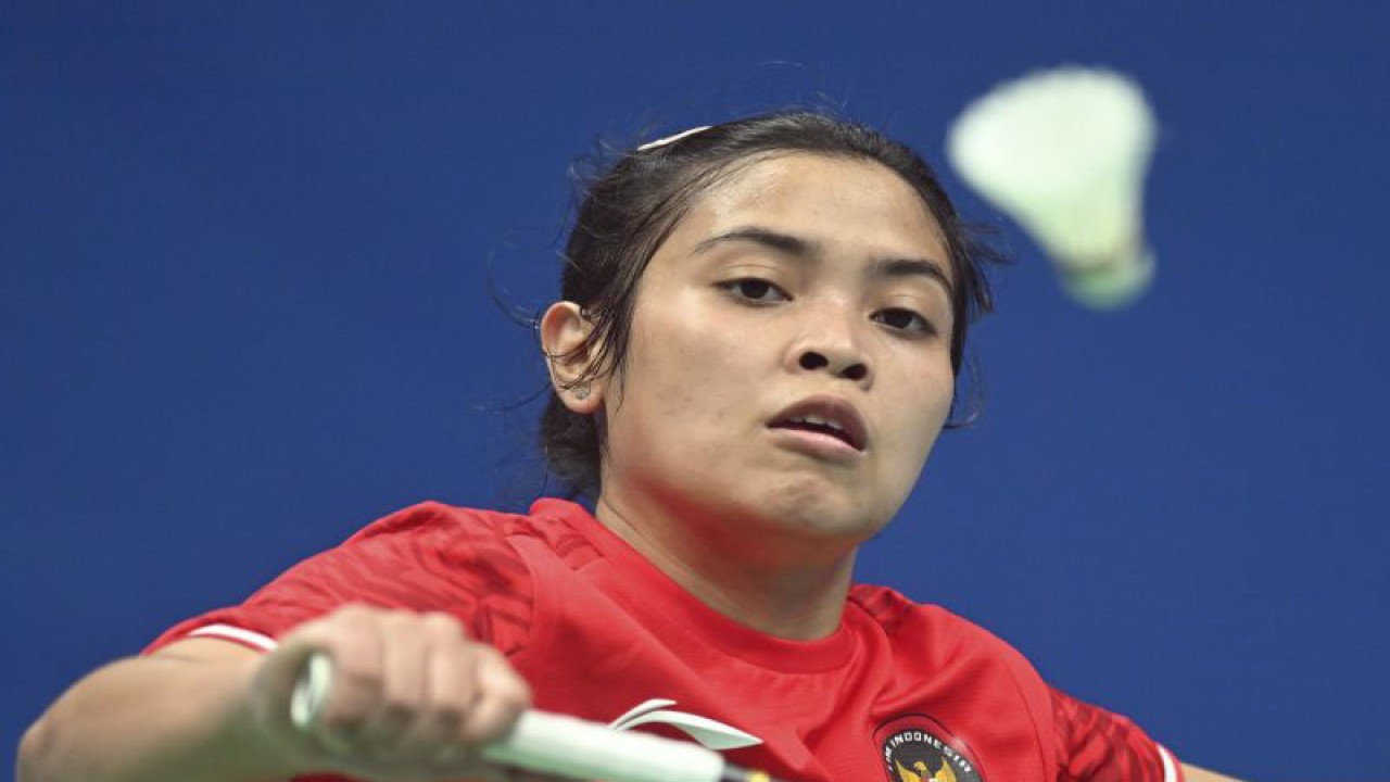 Pebulu tangkis tunggal putri Indonesia Gregoria Mariska Tunjung mengembalikan kok ke arah lawannya asal India Ashmita Chaliha pada babak 32 besar Asian Games 2022 di Binjiang Gymnasium, Hangzhou, China, Selasa (3/10/2023). Grego melaju ke babak 16 besar usai menang dengan skor akhir 21-17, 21-16. ANTARA FOTO/M Risyal Hidayat/YU (ANTARA FOTO/M RISYAL HIDAYAT)