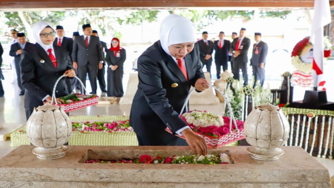 Gubernur Jawa Timur Khofifah Indar Parawansa berziarah di makam presiden pertama Republik Indonesia Soekarno di Kota Blitar pada Rabu (11/10/2023) pagi. (ANTARA/ HO- Pemprov Jatim)