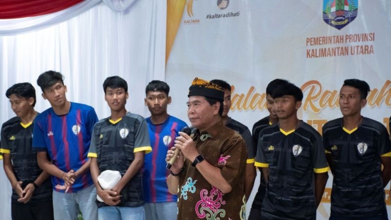 Ilustrasi - Gubernur Kaltara Zainal A Paliwang berpidato memperkenalkan tim sepakbola Kaltara FC pada malam ramah tamah menyambut Hari Jadi Ke-11 Provinsi Kaltara di Tanjung Selor, Selasa (25/10/2023) malam. (ANTARA/HO-DKISP Kaltara)