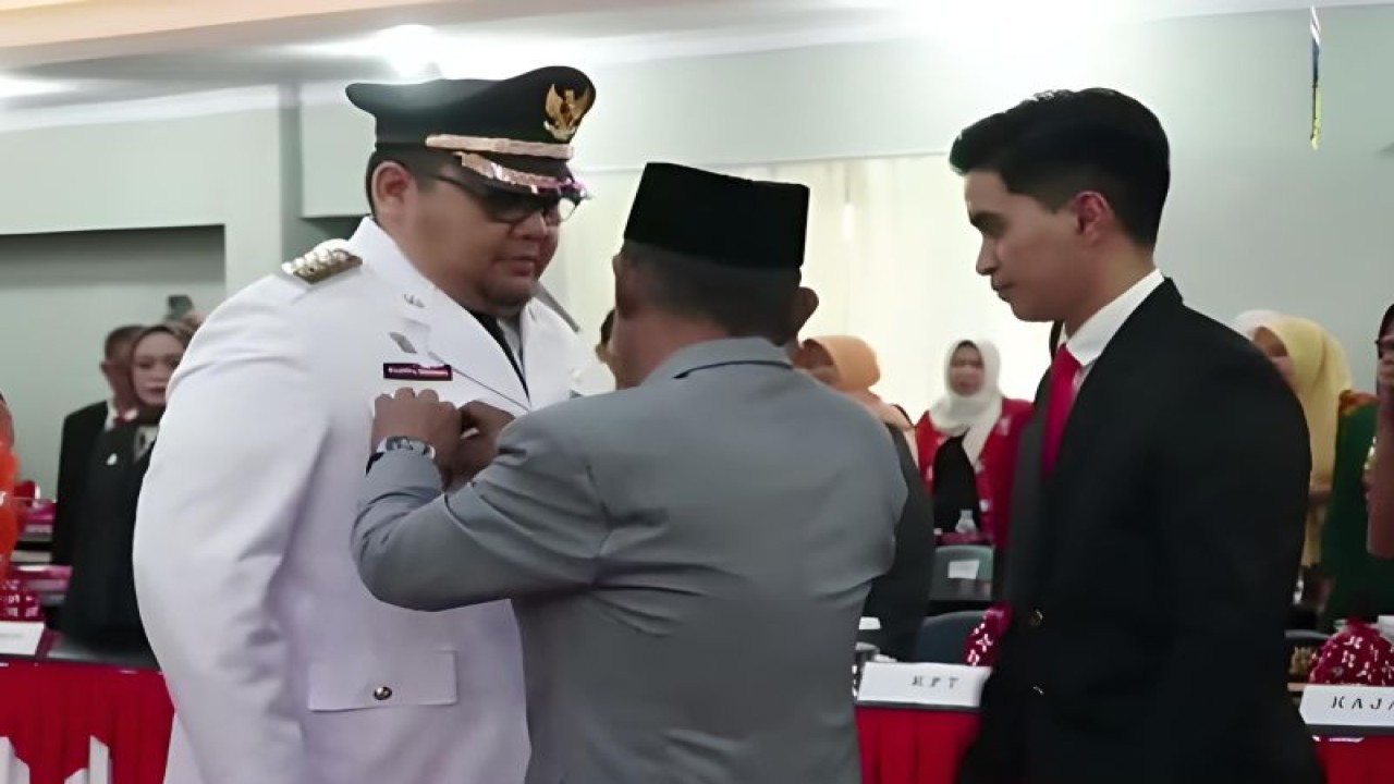 Gubernur Sulawesi Tengah, Rusdy Mastura, menyematkan tanda jabatan kepada PJ Bupati Parigi Moutong, Richard A Djanggola, di Kantor Gubernur Sulawesi Tengah, Palu, Kamis (12/10/2023). ANTARA/HO-Dokumentasi Pemerintah Provinsi Sulawesi Tengah
