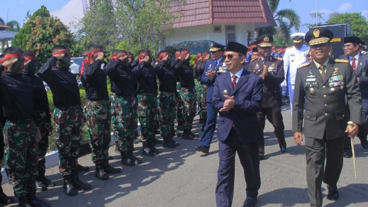 Penjabat Gubernur Provinsi Nusa Tenggara Timur Ayodhia G. L. Kalake (kedua dari kanan) bersama Komandan Korem 161/Wirasakti Kupang Brigjen TNI Febriel Buyung Sikumbang (kanan) saat perayaan HUT TNI ke-78 di Kupang, Kamis. (ANTARA/Kornelis Kaha.)