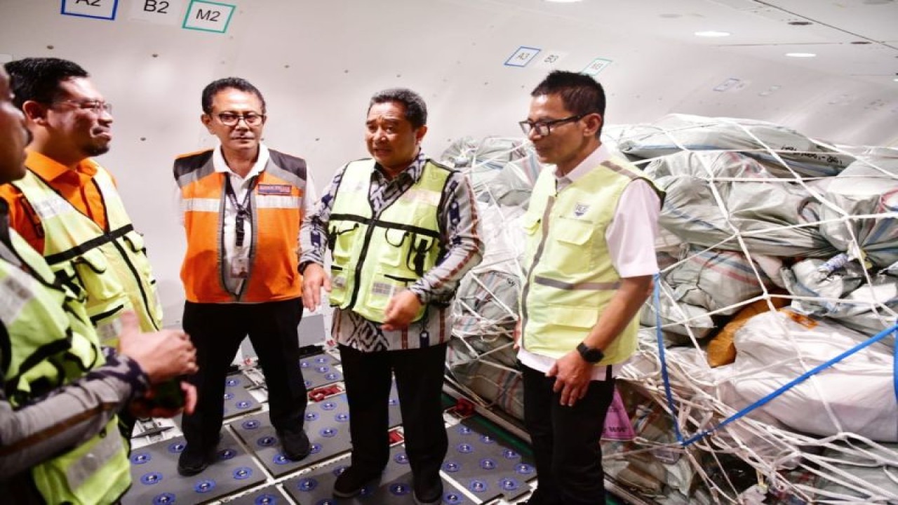 Pj Gubernur Sulsel Bahtiar Baharuddin (dua kiri) melepas ekspor perikanan melalui penerbangan langsung Makassar-Hongkong.ANTARA/HO-Humas Pemprov Sulsel