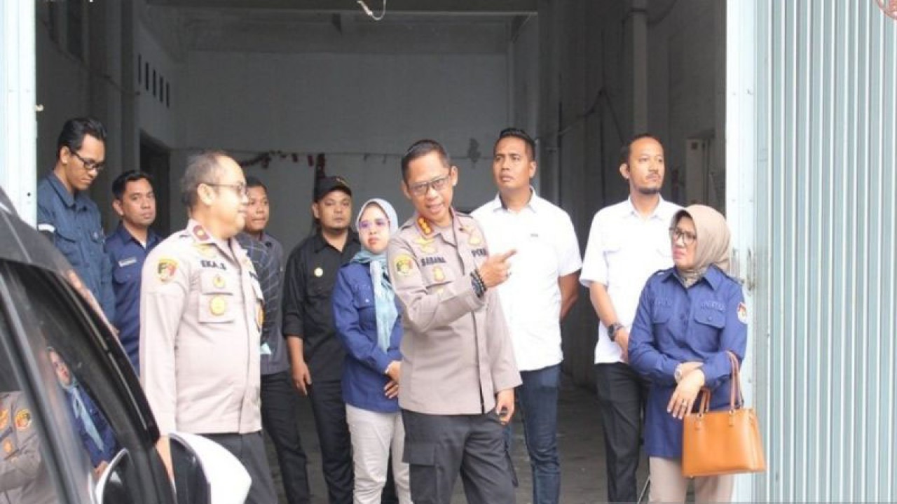 Kapolresta Banjarmasin Kombes Pol Sabana Atmojo meninjau gudang logistik pemilu milik KPU Banjarmasin di Jalan Pramuka, Banjarmasin. (ANTARA/Firman)