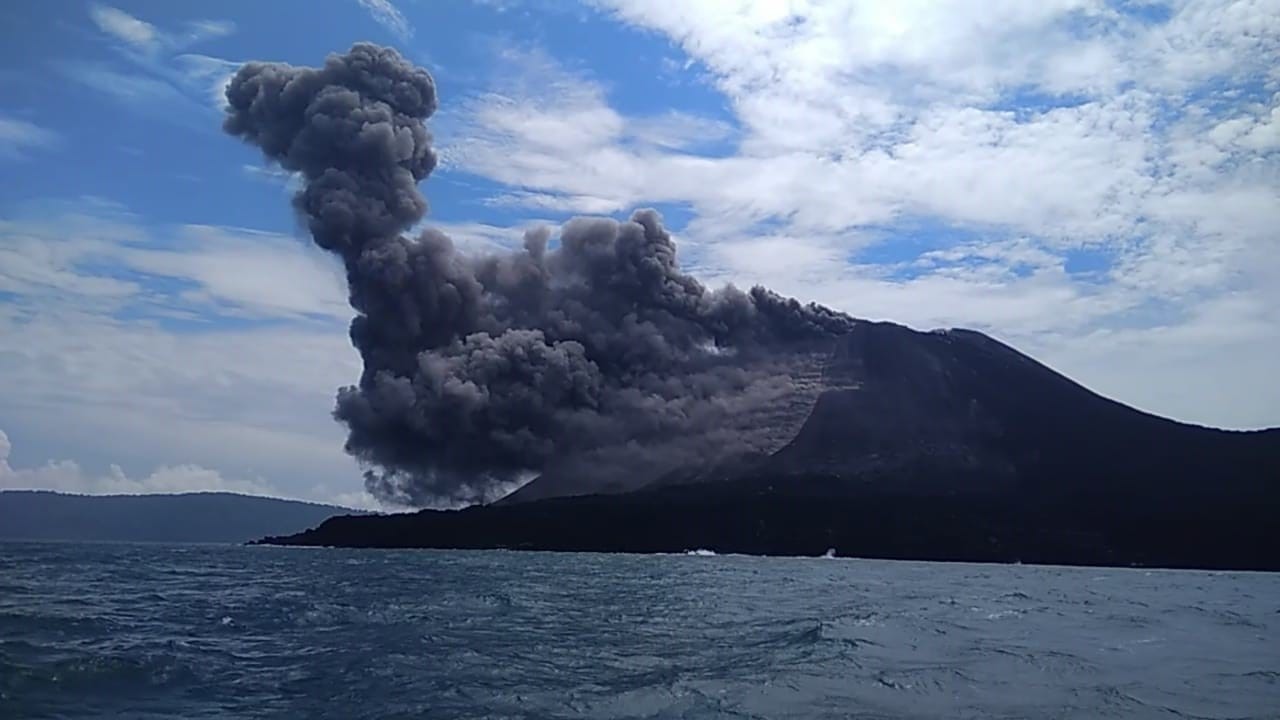 Gunung Dukono di Maluku Utara erupsi/ist