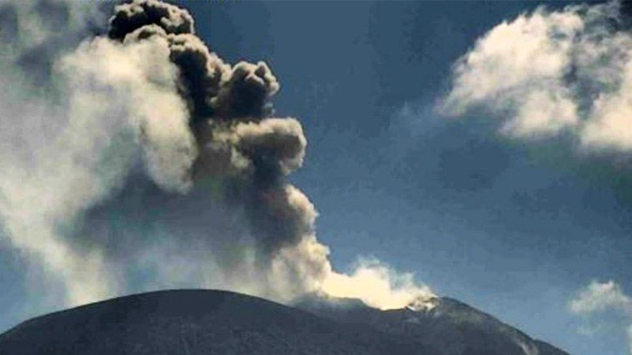 Arsip Foto - Gunung Ili Lewotolok di bagian utara Pulau Lembata, Nusa Tenggara Timur, Sabtu (6/5/2023). (ANTARA/HO-PVMBG/am)