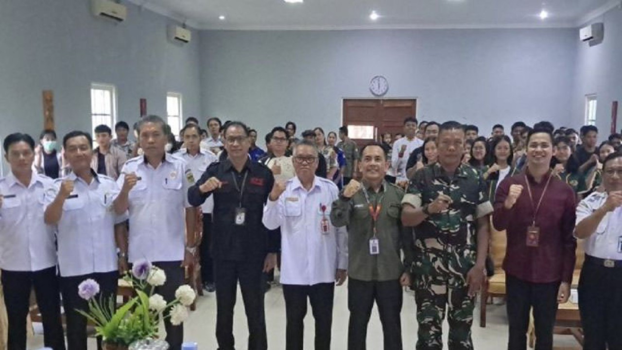 Kepala DPMD Kabupaten Gunung Mas Yulius berfoto bersama Kabid Pemberdayaan Pengelolaan Sumber Daya Alam, Kawasan Perdesaan dan Ketahanan Masyarakat DPMD Kalteng Fathuddin Noor, para peserta dan lainnya, usai pembukaan kegiatan di Kuala Kurun. (ANTARA/Chandra)