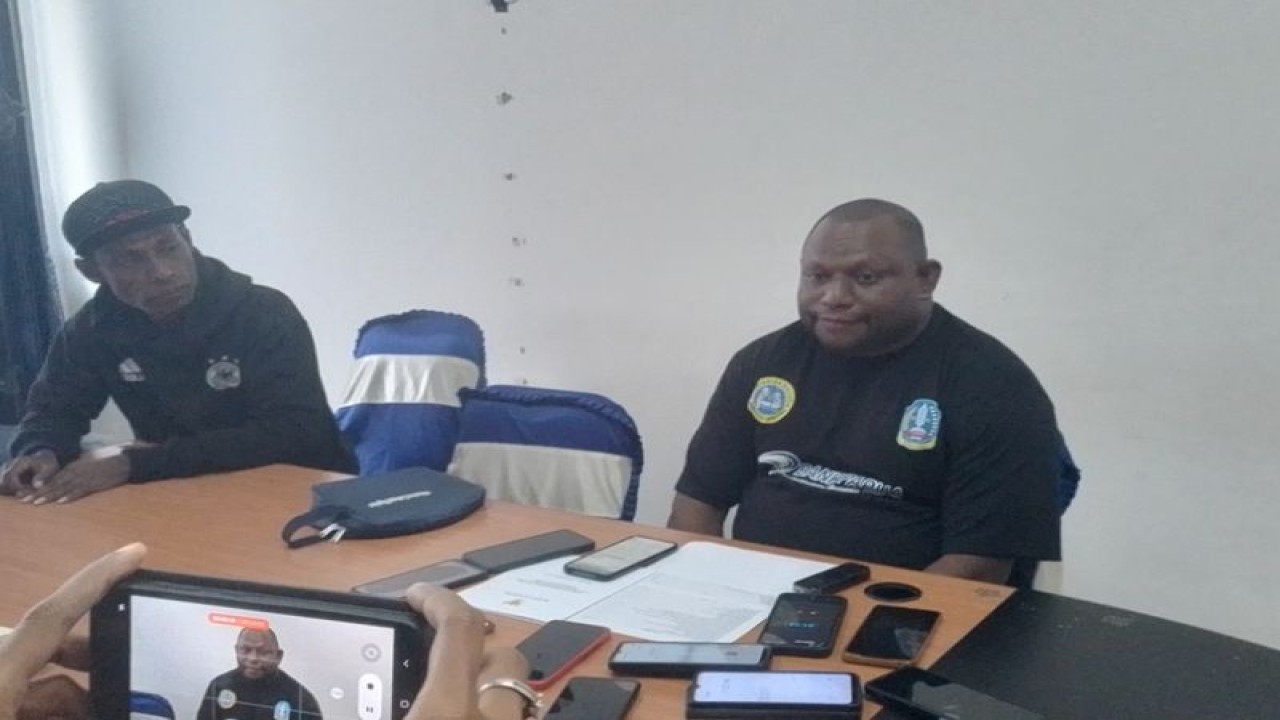 Kepala Dinas Komunikasi dan Informasi Kabupaten Jayapura Gustaf Griapon saat memberikan keterangan pers di ruang kerjanya, Jumat (20/10) 2023. (ANTARA/Yudhi Efendi)