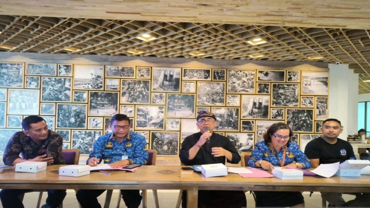 Wali Kota Denpasar I Gusti Ngurah Jaya Negara saat memberikan keterangan terkait rencana penyelenggaraan Denpasar Youth Festival 2023 di Denpasar, Selasa (17/10/2023). ANTARA/Ni Luh Rhismawati.
