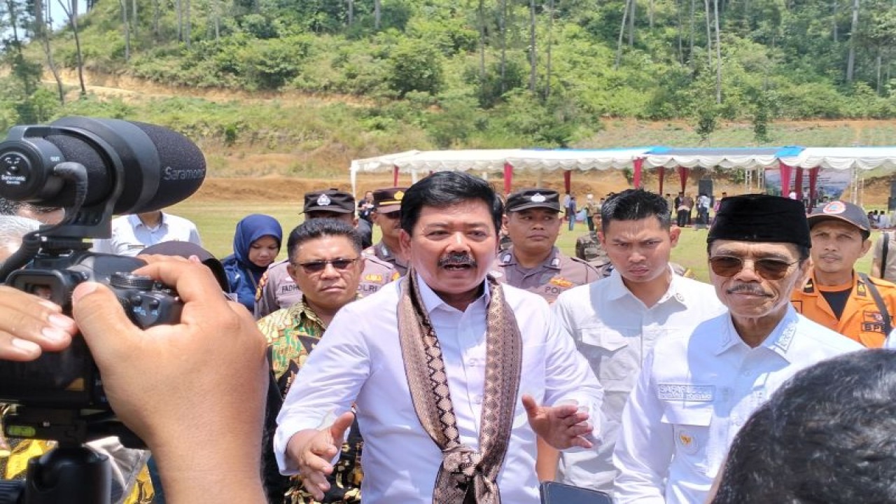 Menteri Agraria dan Tata Ruang/Badan Pertanahan Nasional (ATR/BPN) Hadi Tjahjanto saat diwawancarai awak media massa di Kabupaten Limapuluh Kota, Sumatera Barat, Rabu (11/10/2023). ANTARA/Muhammad Zulfikar.