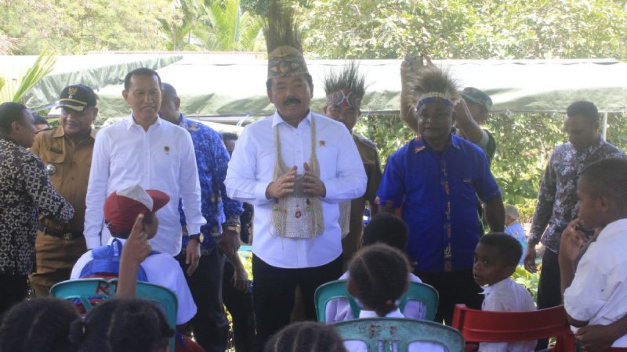 Menteri ATR/BPN Hadi Tjahjanto bertemu dan berdialog dengan anak-anak Papua SD Negeri Sawoi dalam kunjungan kerjanya, Selasa (17/10) 2023. (ANTARA/Yudhi Efendi)