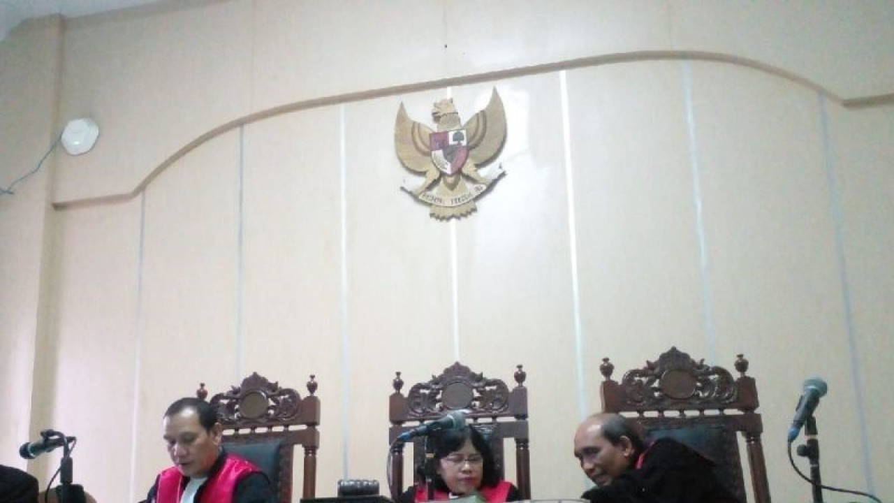 Hakim Ketua Phillip Mark Soentpiet (kiri) membacakan amar putusan di Pengadilan Negeri (PN) Medan, Sumatera Utara, Kamis (26/10/2023). (ANTARA/M Sahbainy Nasution)