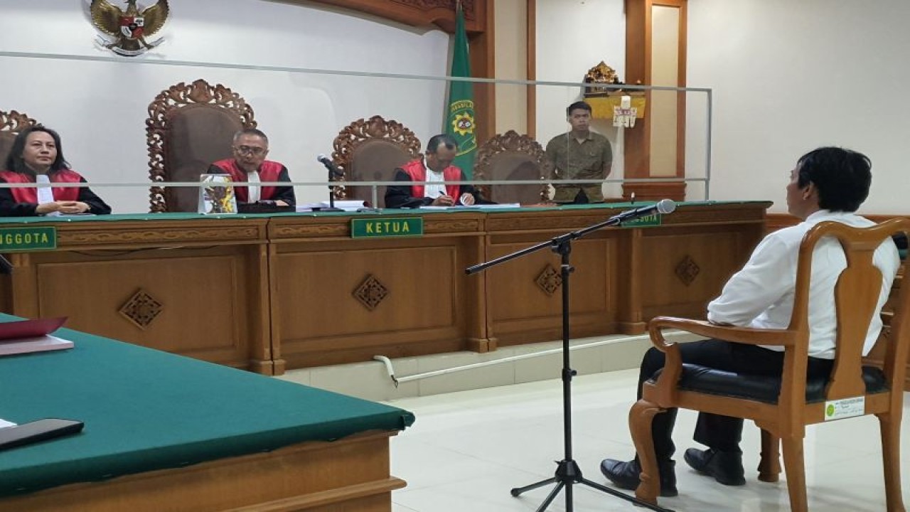 Rektor Universitas Udayana Prof. Dr. I Nyoman Gde Antara duduk meghadiri agenda sidang pembacaan dakwaan kasus dugaan korupsi dana sumbangan pengembangan institusi jalur mandiri di Pengadilan Tindak Pidana Korupsi Denpasar, Bali, Kamis (19/10/2023). ANTARA/Rolandus Nampu