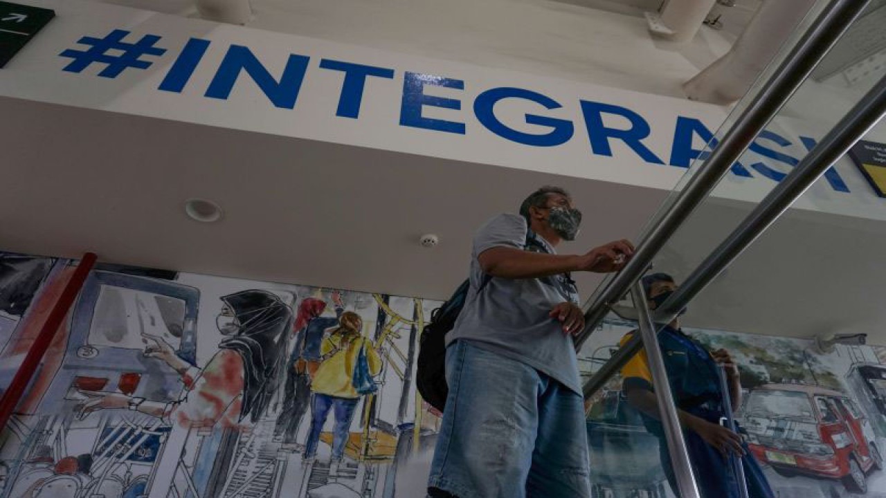 Seorang penumpang bus TransJakarta berjalan di Halte CSW, Jakarta, Sabtu (8/10/2022). ANTARA FOTO/Darryl Ramadhan/wpa/rwa.