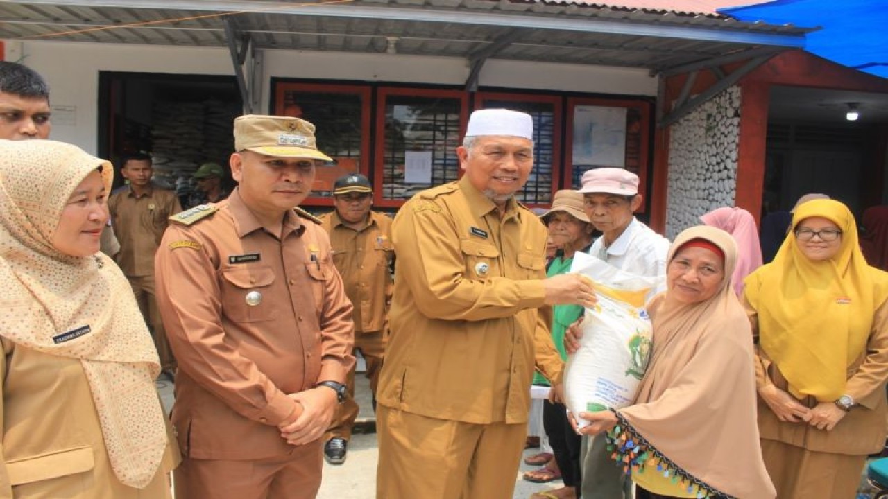 Bupati Pasaman Barat Hamsuardi saat menyalurkan bantuan pangan pemerintah kepada 4.378 kepala keluarga di Kecamatan Kinali, Selasa. (10/10/2023). ANTARA/HO-Diskominfo Pasaman Barat.