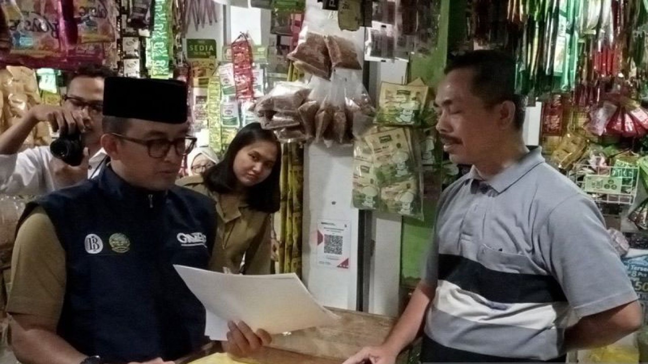 Penjabat Bupati Banyumas Hanung Cahyo Saputro (kiri) berdialog dengan salah seorang pedagang dalam pemantauan ketersediaan beras untuk kegiatan SPHP di Pasar Manis, Purwokerto, Kabupaten Banyumas, Senin (9/10/2023). ANTARA/Sumarwoto