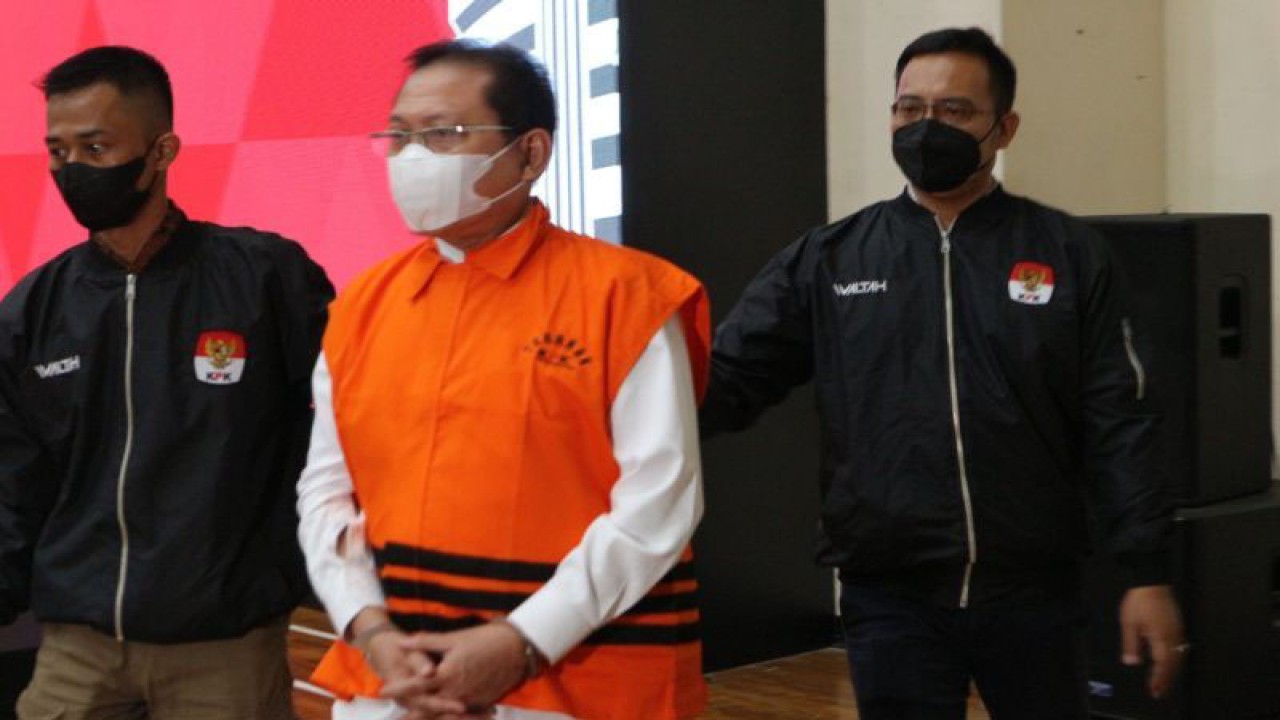 Sekretaris Mahkamah Agung nonaktif Hasbi Hasan (rompi oranye) ditahan setelah ditetapkan sebagai tersangka kasus dugaan suap pengurusan penanganan perkara Mahkamah Agung di Gedung Merah Putih KPK, Rabu (12/7/2023). ANTARA/Fianda Sjofjan Rassat