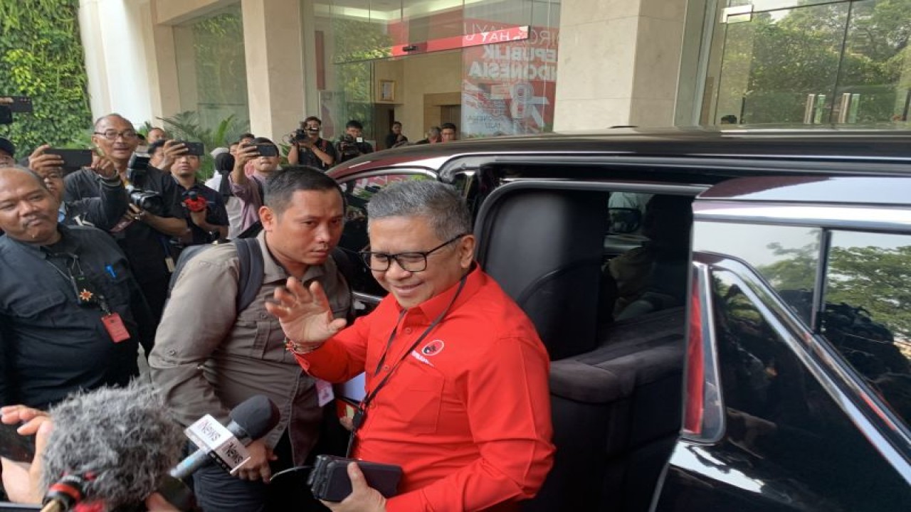 Sekretaris Jenderal PDI Perjuangan Hasto Kristiyanto saat di DPP PDI Perjuangan di Jakarta, Rabu (18/10/2023) (ANTARA/ Mario Sofia Nasution)