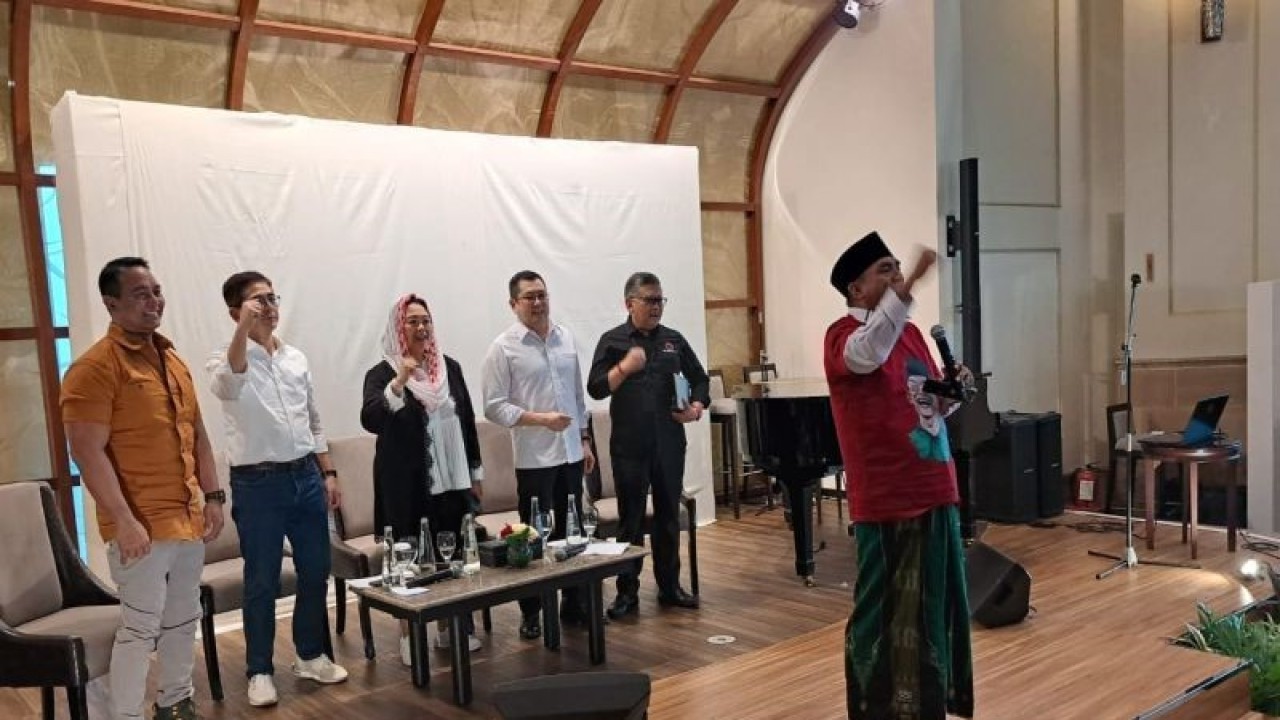 (Kiri-kanan) Wakil Ketua TPN Ganjar-Mahfud, Andika Perkasa; Ketua TPN Ganjar-Mahfud, Arsjad Rasjid; Ketua Barikade Gus Dur Yenny Wahid; Ketua Umum Partai Perindo Harry Tanoesoedibjo; dan Sekjen PDI Perjuangan Hasto Kristiyanto saat menghadiri deklarasi dukungan Ganjar-Mahfud di Jakarta, Jumat (27/10/2023). (ANTARA/Rivan)