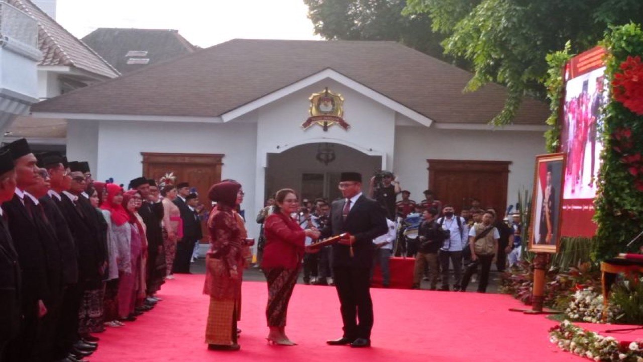 Ketua KPU RI Hasyim Asy'ari melantik anggota baru KPU dari sembilan provinsi di Jakarta, Senin (30/10/2023). ANTARA/Sanya Dinda