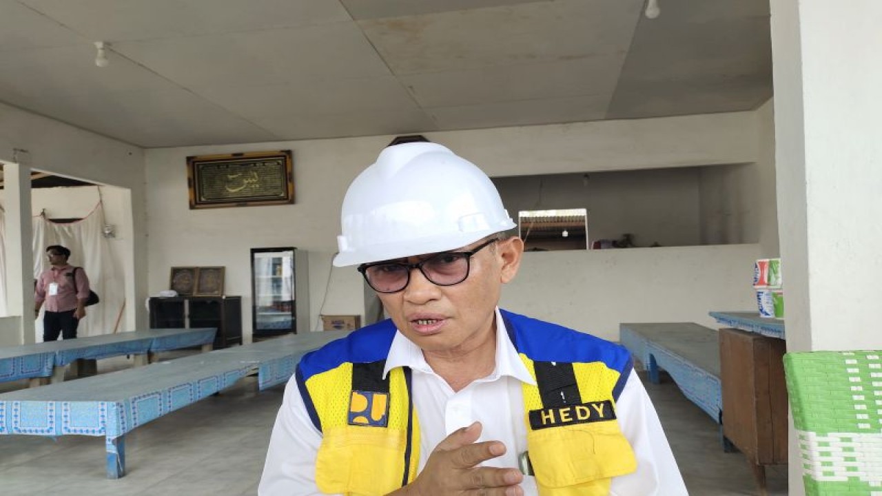 Direktur Jenderal Bina Marga Hedy Rahadian saat memberi keterangan terkait pelaksanaan Jalan Inpres Daerah saat kunjungan Presiden Jokowi di Lampung Tengah. Lampung Tengah, Jumat (27/10/2023). ANTARA/Ruth Intan Sozometa Kanafi.
