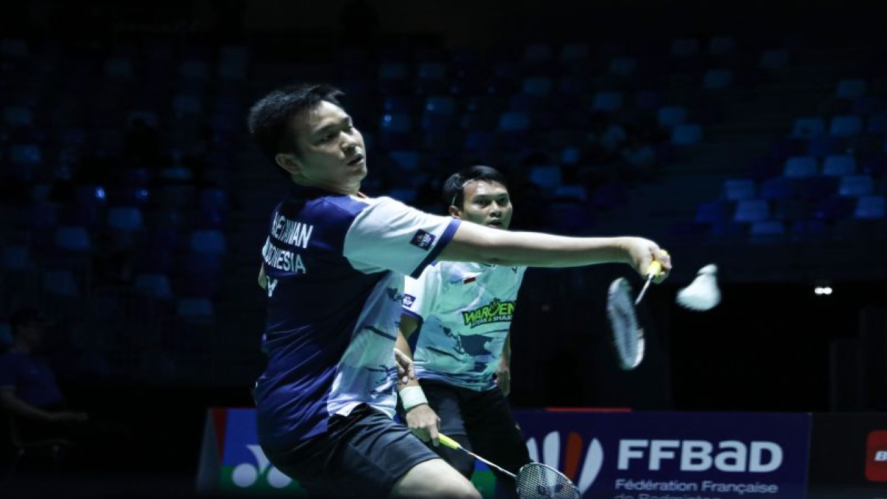 Ganda putra Hendra Setiawan/Mohammad Ahsan menundukkan pasangan peringkat satu dunia Satwiksairaj Rankireddy/Chirag Shetty dalam pertarungan tiga gim 25-23, 19-21, 21-19, untuk mengamankan tiket perempat final French Open 2023, Kamis malam waktu Rennes, Prancis. (ANTARA/HO-PP PBSI)