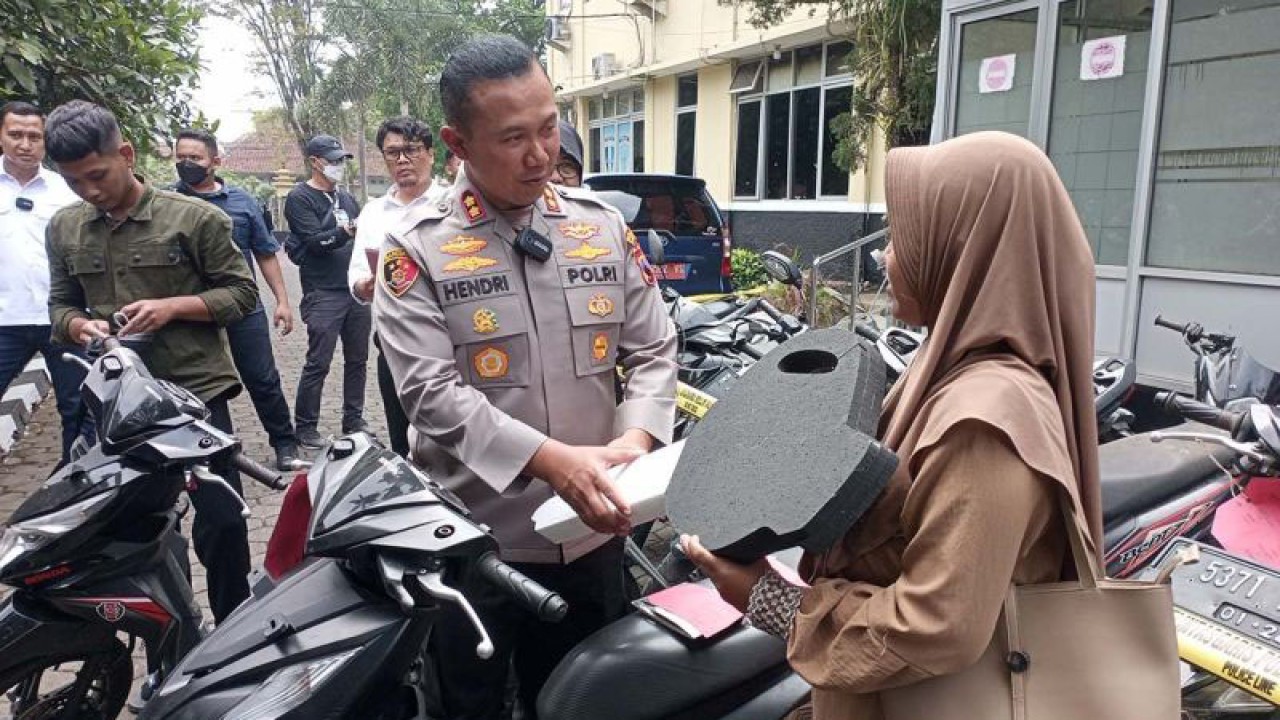 Wakapolresta Banyumas AKBP Hendri Yulianto menyerahkan secara simbolis barang bukti sepeda motor hasil curian kepada pemiliknya di Mapolresta Banyumas, Purwokerto, Kabupaten Banyumas, Selasa (10/10/2023). ANTARA/Sumarwoto