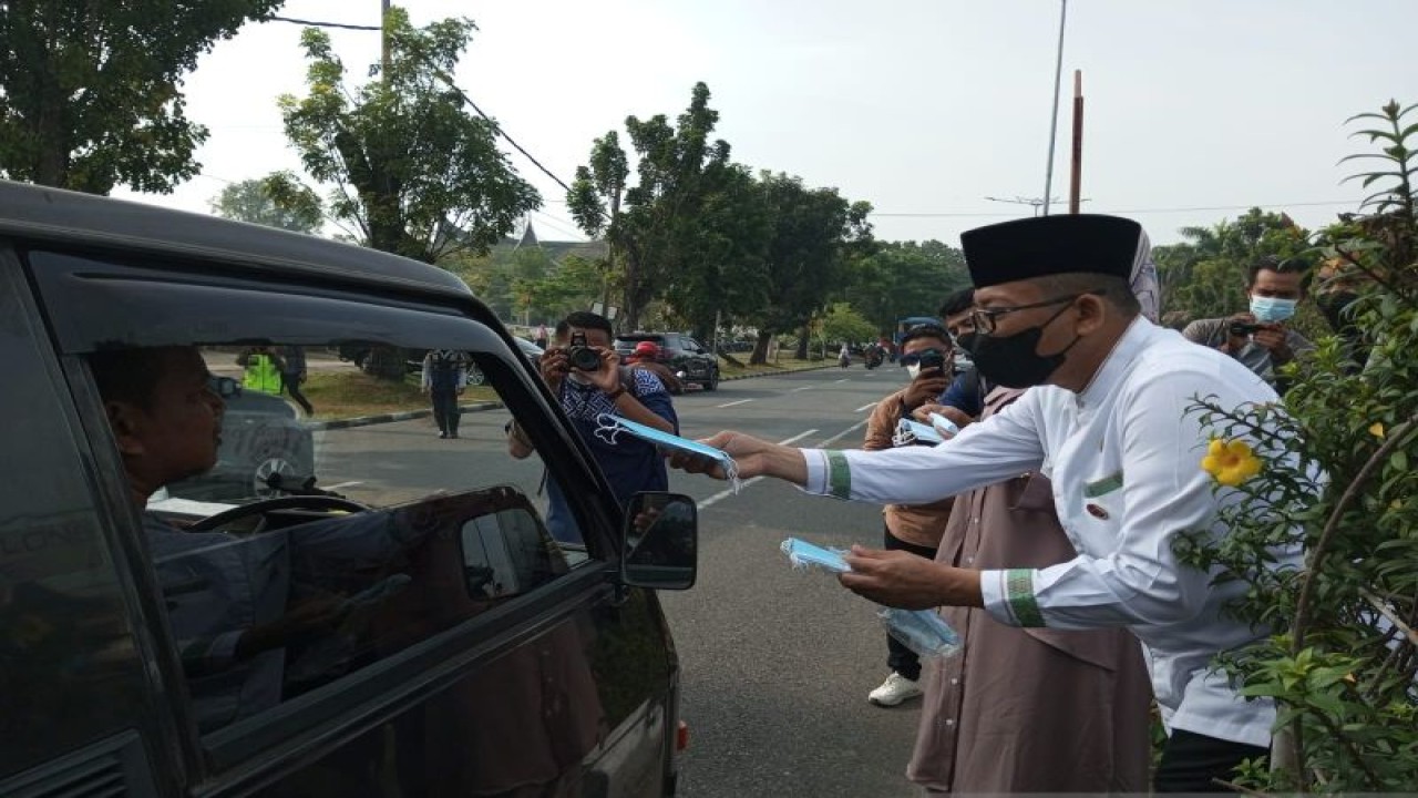 Wali Kota Padang Hendri Septa membagikan masker kepada masyarakat sebagai langkah antisipasi ISPA di Padang, Jumat, (20/10/2023). (ANTARA/BPBD Padang).