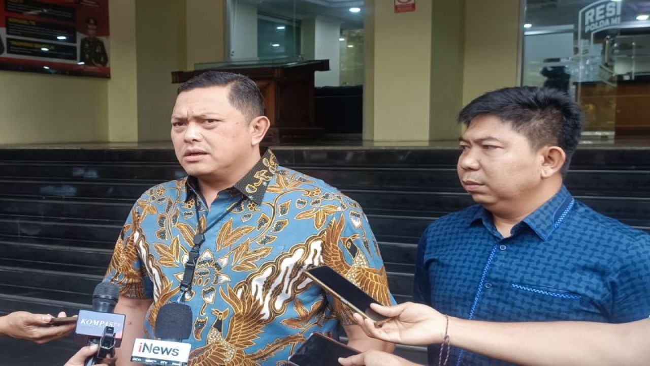 Dirreskrimum Polda Metro Jaya Kombes Pol Hengki Haryadi bersama Kasubdit 4 Jatanras Ditreskrimum AKBP Samian (kanan) saat ditemui di Polda Metro Jaya, Jumat (27/10/2023). ANTARA/Ilham Kausar