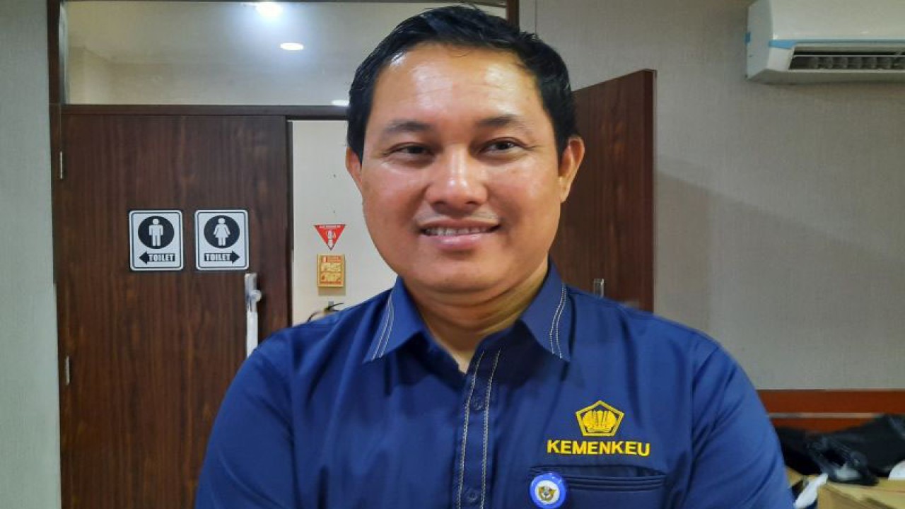 Kepala Subdirektorat Anjing Pelacak (K-9) pada Direktorat Interdiksi Narkotika DJBC Hengky Aritonang (ANTARA/Azmi Samsul Maarif)