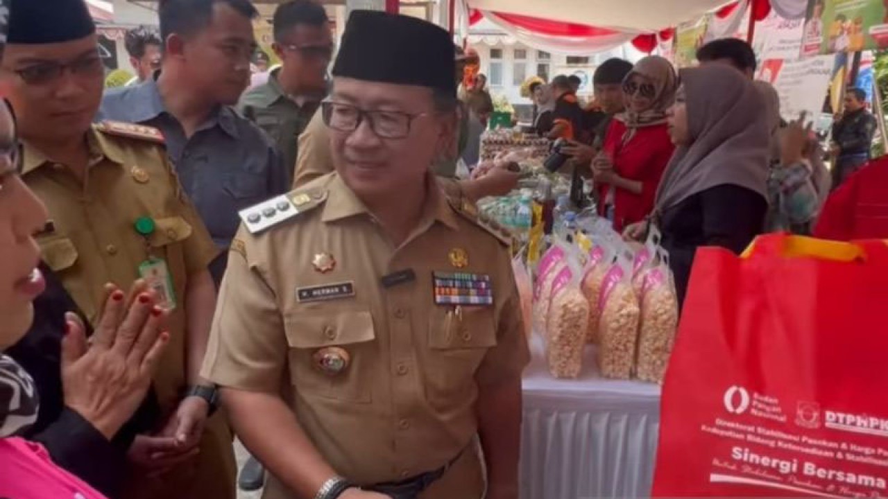 Bupati Kabupaten Cianjur, Jawa Barat, Herman Suherman saat menghadiri pasar pangan murah di Desa Ciherang, Kecamatan Karangtengah.(ANTARA/Ahmad Fikri). (Ahmad Fikri)