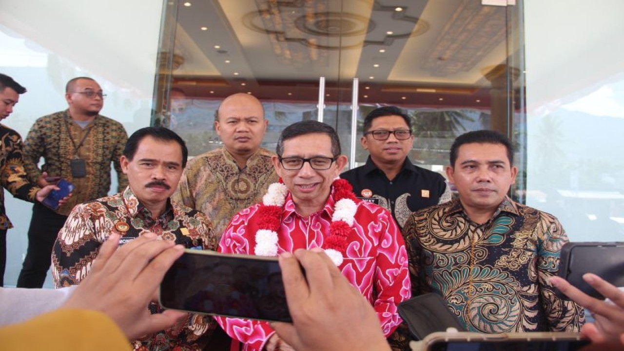 Kepala Kanwil Kemenkumham Sulteng Hermansyah Siregar (tengah). (ANTARA/HO-Humas Kemenkumham Sulteng)