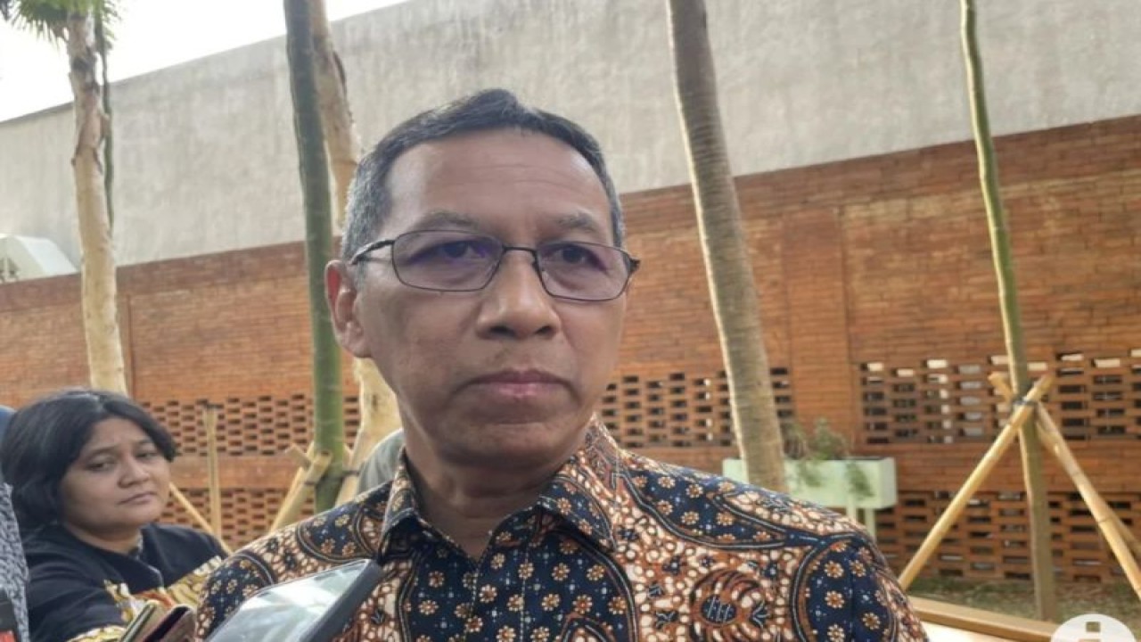 Penjabat Gubernur DKI Jakarta Heru Budi Hartono menjawab pertanyaan wartawan ketika ditemui di kawasan Gelora Bung Karno, Senayan, Jakarta, Jumat (22/9/2023). ANTARA/Yashinta Difa