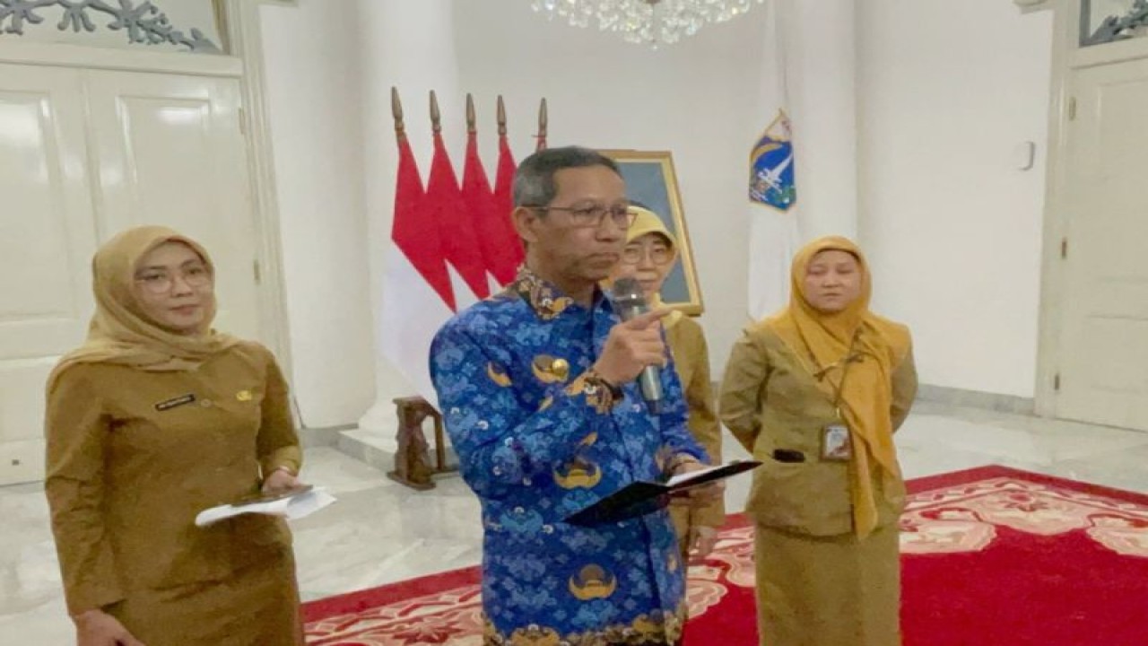 Penjabat (Pj) Gubernur DKI Jakarta Heru Budi Hartono di Balai Kota DKI, Jakarta Pusat, Selasa (3/10/2023). (ANTARA/Siti Nurhaliza)